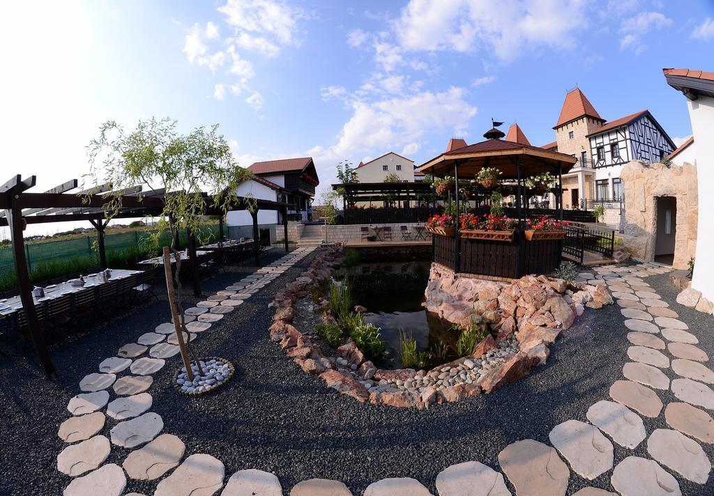 Hotel Castel Royal Mosnita Noua Luaran gambar