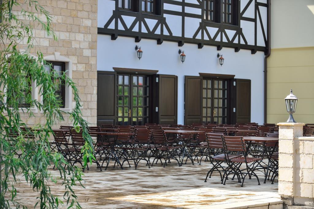 Hotel Castel Royal Mosnita Noua Luaran gambar