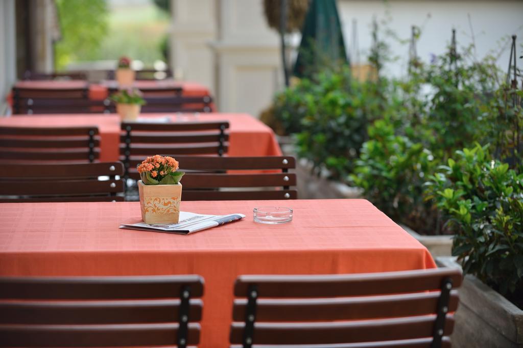 Hotel Castel Royal Mosnita Noua Luaran gambar