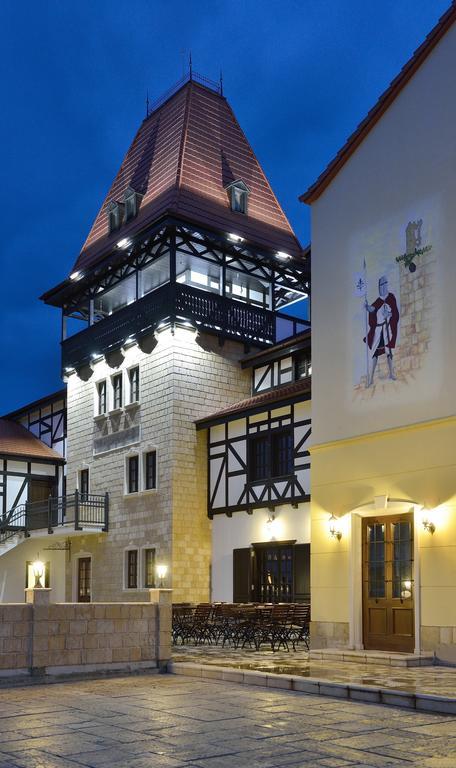 Hotel Castel Royal Mosnita Noua Luaran gambar