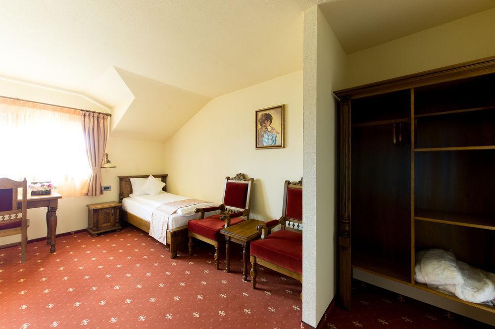 Hotel Castel Royal Mosnita Noua Luaran gambar