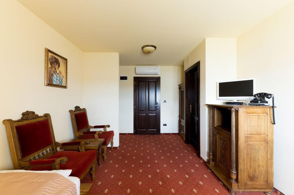 Hotel Castel Royal Mosnita Noua Luaran gambar