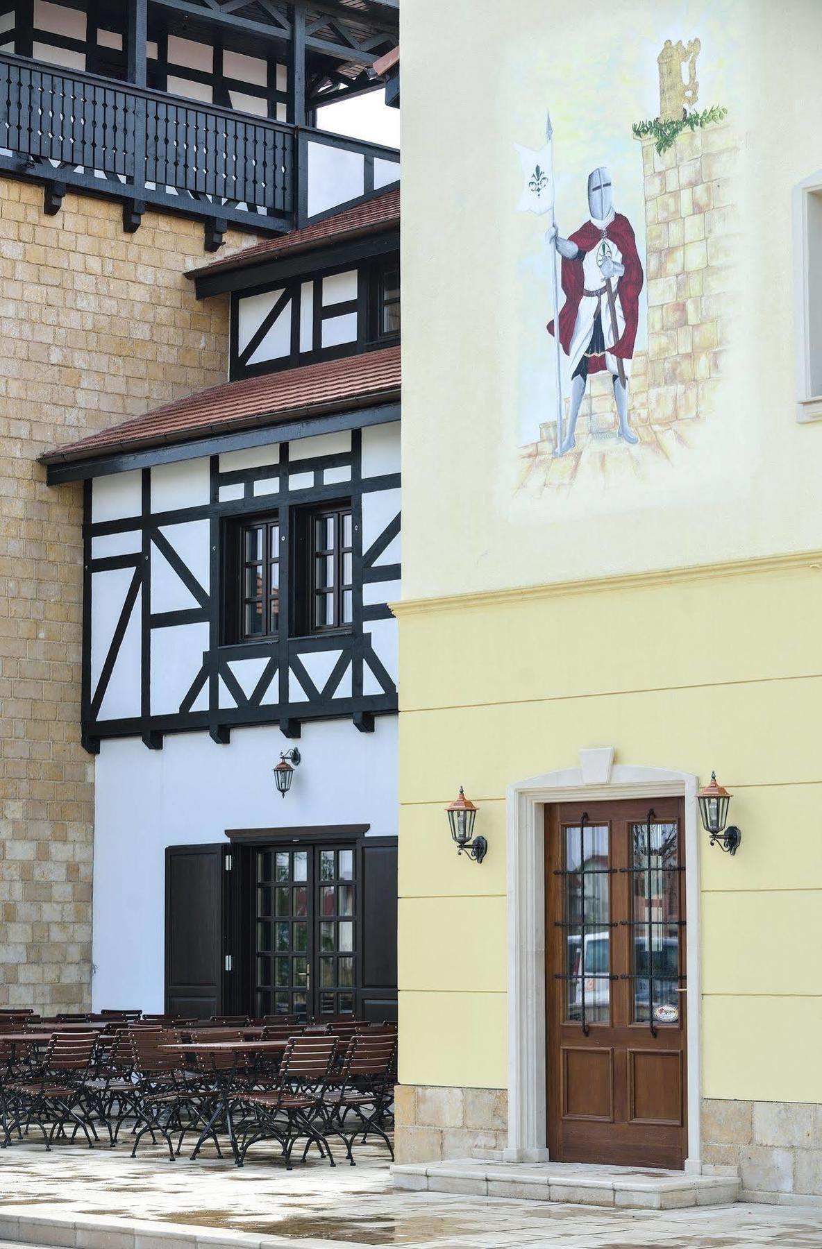 Hotel Castel Royal Mosnita Noua Luaran gambar