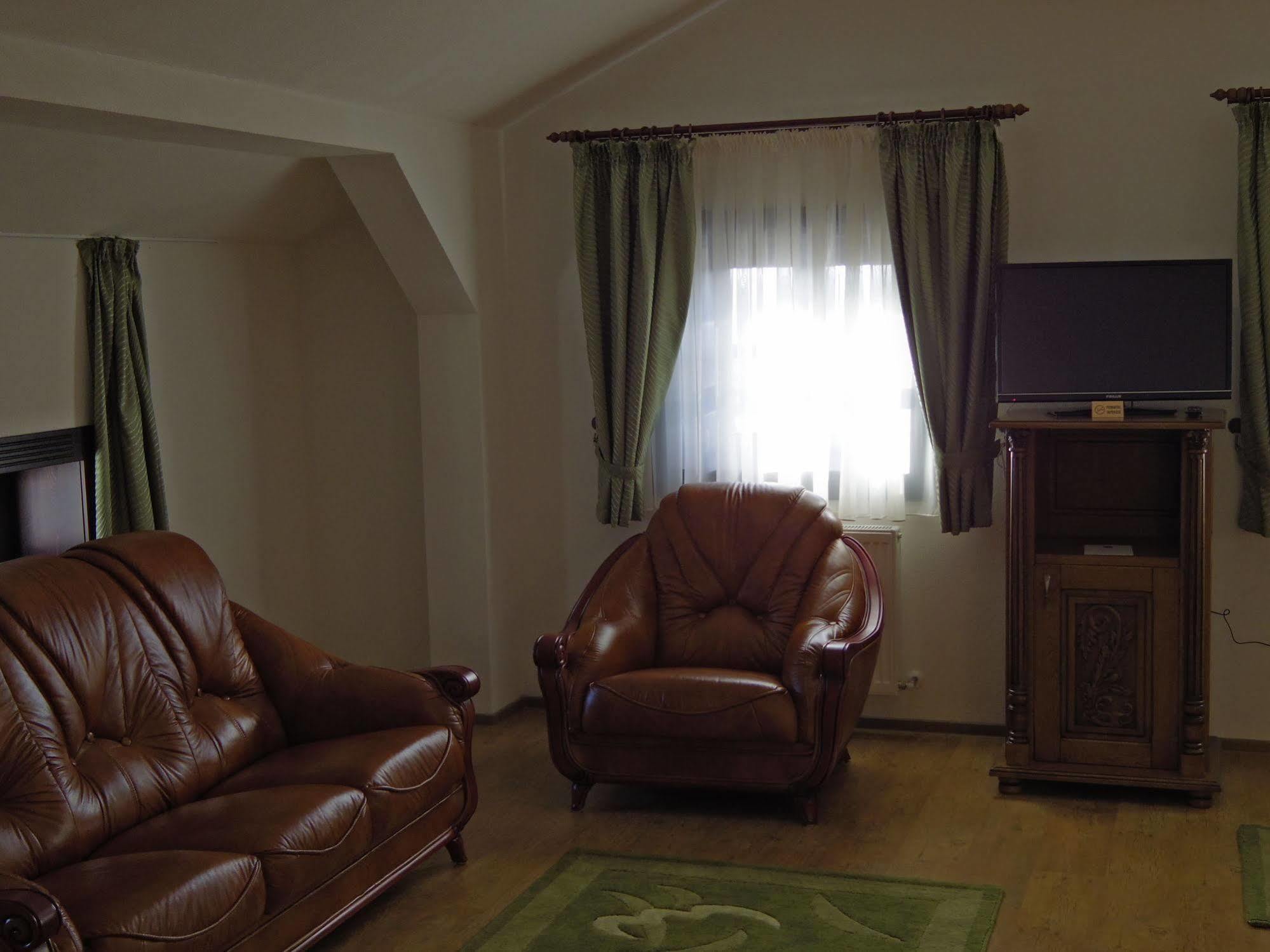 Hotel Castel Royal Mosnita Noua Luaran gambar
