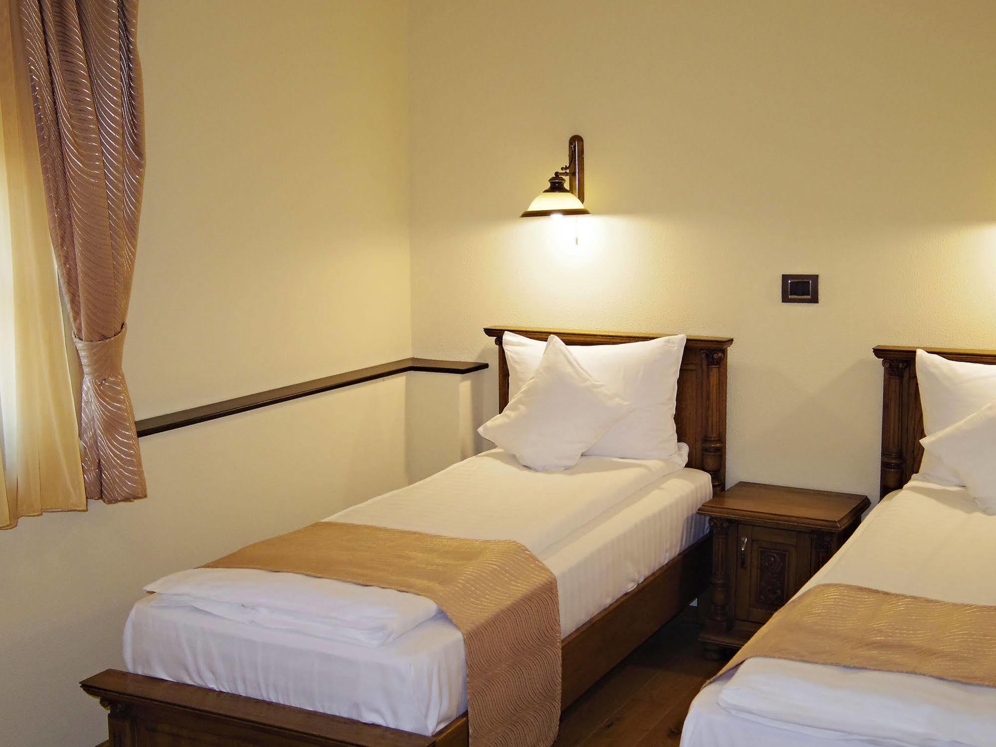 Hotel Castel Royal Mosnita Noua Luaran gambar