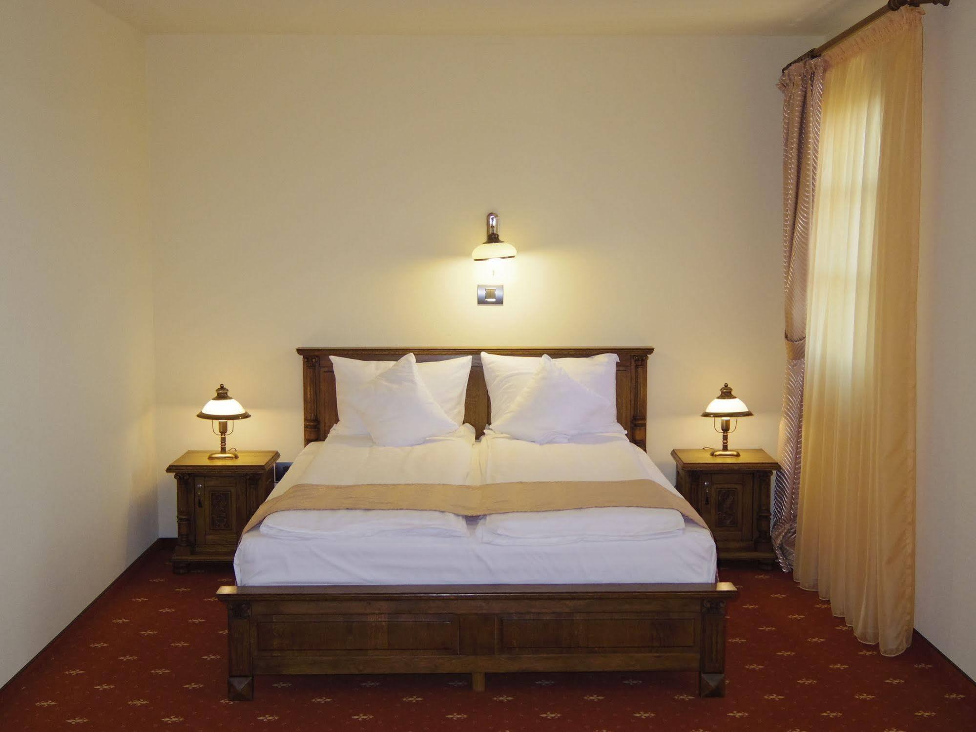 Hotel Castel Royal Mosnita Noua Luaran gambar